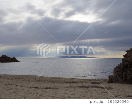 海キャンプ 日本海(新潟県) 夕暮れ 海キャンプ 日本海(新潟県) 夕暮れ 109320340