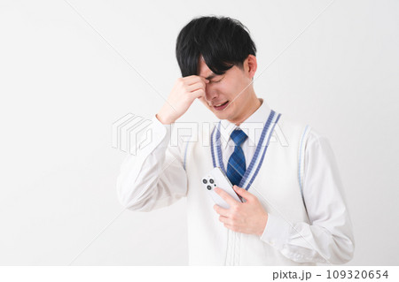 学生服を着ている若い男性　学生イメージ 109320654