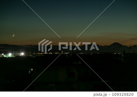 富津市吾妻神社より夕暮れの富士山 109320820