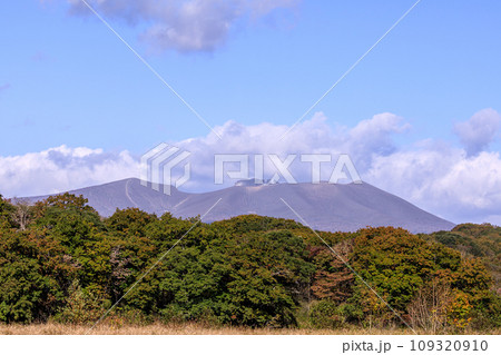 北海道苫小牧市、錦大沼公園から眺めた秋の樽前山【10月】 109320910