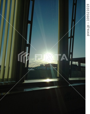 建物からみる眩しい夕日 109321019