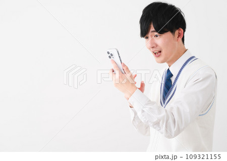 学生服を着ている若い男性 学生イメージ 学生服を着ている若い男性 学生イメージ 109321155