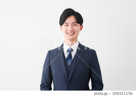 ビジネススーツを着ている若い男性 ビジネスイメージ ビジネススーツを着ている若い男性 ビジネスイメージ 109321156
