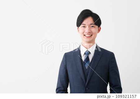 ビジネススーツを着ている若い男性 ビジネスイメージ ビジネススーツを着ている若い男性 ビジネスイメージ 109321157