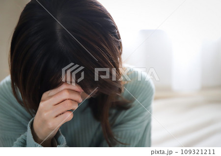 泣いている女性 泣いている女性 109321211