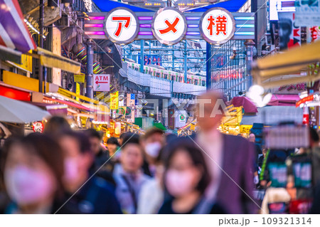 日本の東京都市景観 11月。賑うアメ横。脱コロナのはずだが、再びマ姿の日本人らも増加…＝22日 109321314