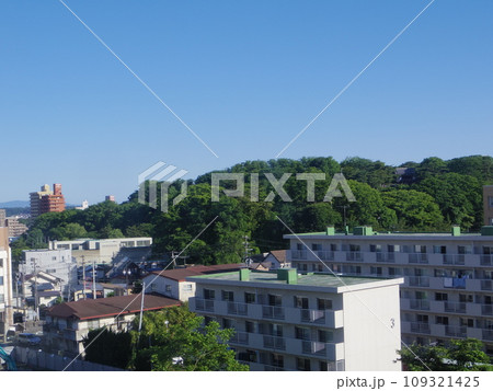 ホテルの部屋から 秋田市街久保田城の眺め 109321425
