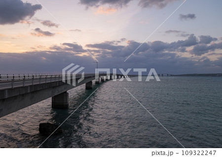 夕陽がかかる宮古島の伊良部大橋 109322247