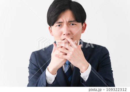 ビジネススーツを着ている若い男性 ビジネスイメージ ビジネススーツを着ている若い男性 ビジネスイメージ 109322312