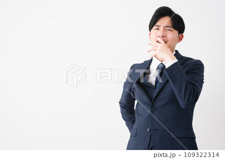 ビジネススーツを着ている若い男性　ビジネスイメージ 109322314