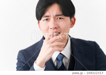 ビジネススーツを着ている若い男性 ビジネスイメージ ビジネススーツを着ている若い男性 ビジネスイメージ 109322317