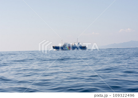 海上から見た駿河湾フェリー 海上から見た駿河湾フェリー 109322496