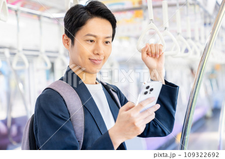 通勤電車のオフィスカジュアルのビジネスマン 撮影協力「京王電鉄株式会社」 通勤電車のオフィスカジュアルのビジネスマン 撮影協力「京王電鉄株式会社」 109322692