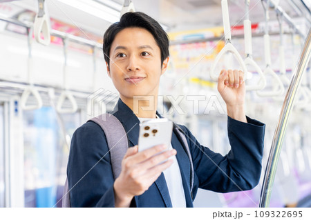 通勤電車のオフィスカジュアルのビジネスマン 撮影協力「京王電鉄株式会社」 通勤電車のオフィスカジュアルのビジネスマン 撮影協力「京王電鉄株式会社」 109322695