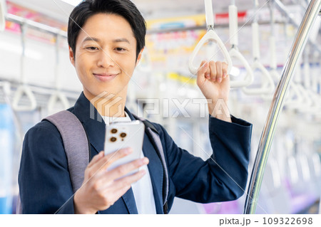 通勤電車のオフィスカジュアルのビジネスマン　撮影協力「京王電鉄株式会社」 109322698