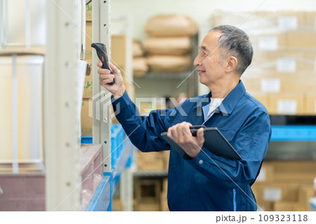 倉庫で検品するシニアの男性の作業員 109323118