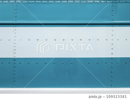 レトロなボンネットバスのリベット打ちされた外装のテクスチャー レトロなボンネットバスのリベット打ちされた外装のテクスチャー 109323381