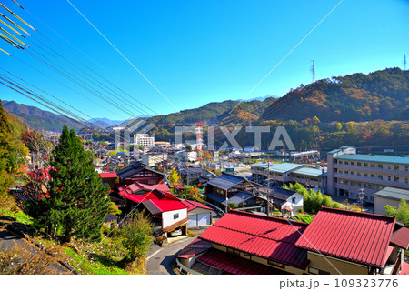 《長野県》山の上から見た木曽福島町の町並み 《長野県》山の上から見た木曽福島町の町並み 109323776