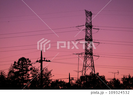 夕焼けに染まる送電線と鉄塔 夕焼けに染まる送電線と鉄塔 109324532