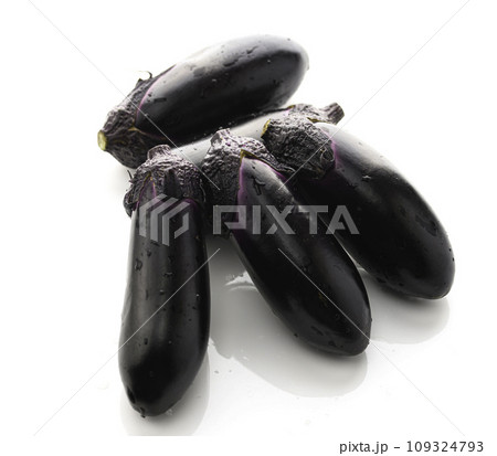 新鮮な なすび　明るい素材イメージ（白バック） 109324793