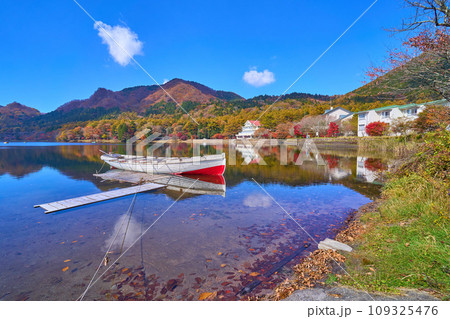 秋の群馬県高崎市の榛名湖畔から紅葉の鬢櫛山(びんぐしやま)方面の眺望 109325476