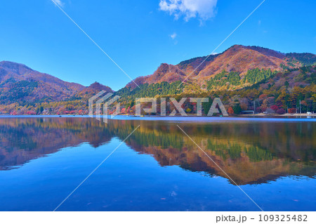 秋の群馬県高崎市の榛名湖畔から紅葉の鬢櫛山(びんぐしやま)方面の眺望 秋の群馬県高崎市の榛名湖畔から紅葉の鬢櫛山(びんぐしやま)方面の眺望 109325482
