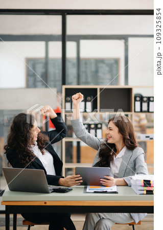 Young business team creative businesspeople coworker, teamwork celebrating achievement and in planning design in creative in modern office Young business team creative businesspeople coworker, teamwork celebrating achievement and in planning design in creative in modern office 109325854