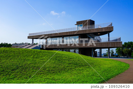 晴れ渡った朝の船橋三番瀬海浜公園（千葉県船橋市） 109326410