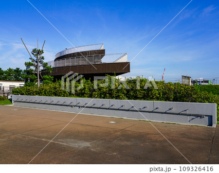 晴れ渡った朝の船橋三番瀬海浜公園（千葉県船橋市） 109326416