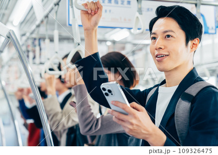 通勤電車のオフィスカジュアルの男性　撮影協力「京王電鉄株式会社」 109326475