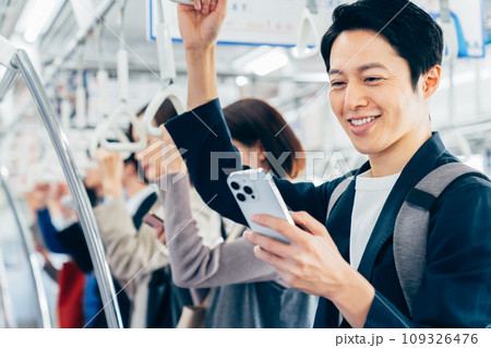 通勤電車のオフィスカジュアルの男性 撮影協力「京王電鉄株式会社」 通勤電車のオフィスカジュアルの男性 撮影協力「京王電鉄株式会社」 109326476