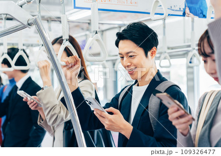 通勤電車のオフィスカジュアルの男性 撮影協力「京王電鉄株式会社」 通勤電車のオフィスカジュアルの男性 撮影協力「京王電鉄株式会社」 109326477