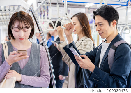 通勤電車のオフィスカジュアルの男性　撮影協力「京王電鉄株式会社」 109326478