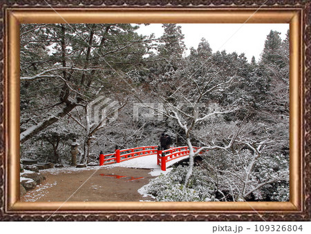 宮島の雪景色 109326804