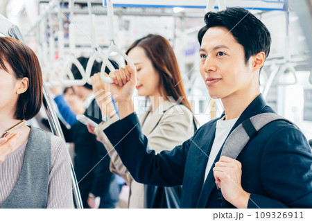 通勤電車のオフィスカジュアルの男性　撮影協力「京王電鉄株式会社」 109326911