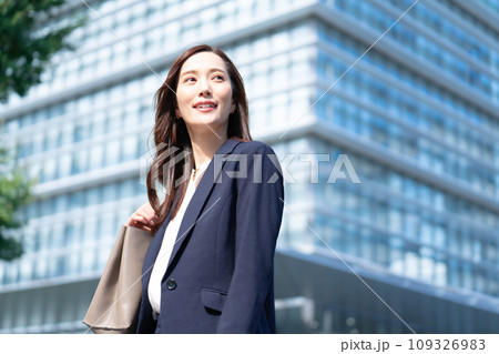 ビジネス　ミドル女性 109326983