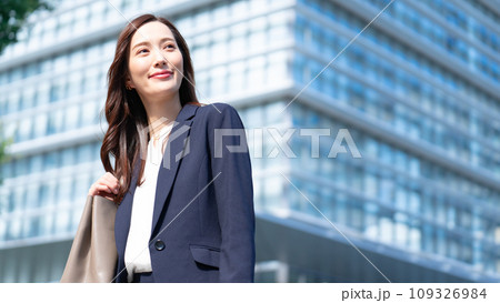 ビジネス　ミドル女性 109326984