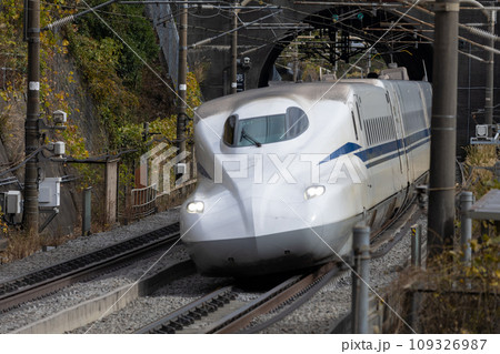 トンネルから現れた東海道新幹線 トンネルから現れた東海道新幹線 109326987