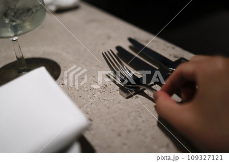 ナイフ、フォーク　レストランでの食事前の風景 109327121