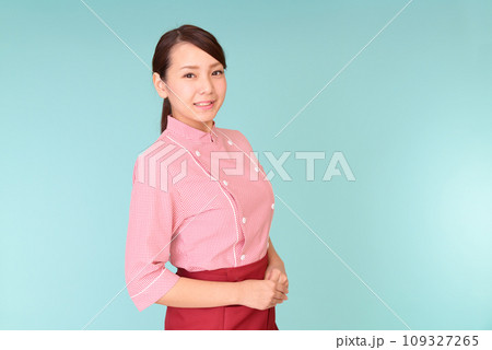 エプロンを着た女性スタッフ 109327265
