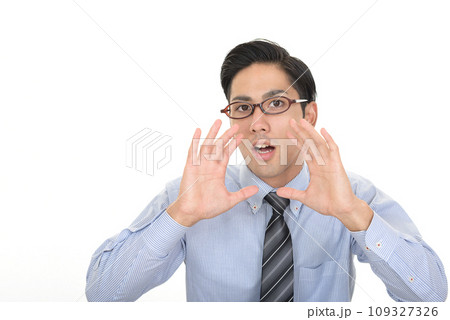 呼びかける男性 呼びかける男性 109327326