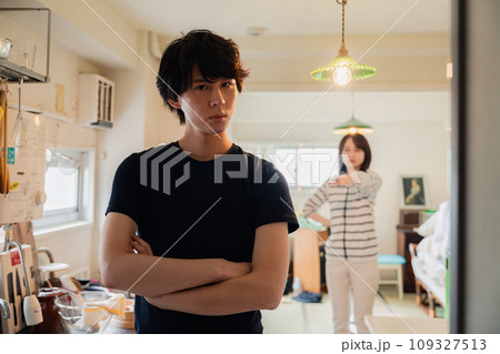 家で妻にガミガミ言われる夫 家で妻にガミガミ言われる夫 109327513