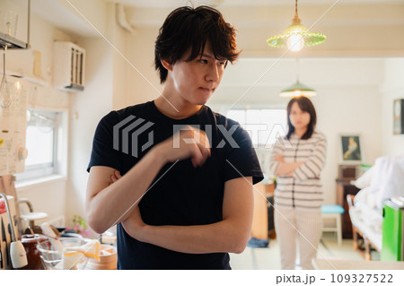 家で妻にガミガミ言われる夫 家で妻にガミガミ言われる夫 109327522