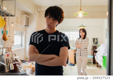 家で妻にガミガミ言われる夫 家で妻にガミガミ言われる夫 109327525