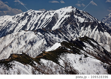 北アルプス・燕岳から見る残雪の大天井岳 109328396