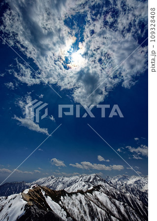 北アルプス・燕岳から見る残雪の槍ヶ岳・大天井岳と彩雲 109328408