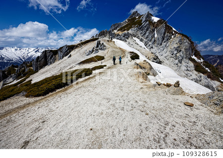 残雪の北アルプス・燕岳稜線を行く登山者 残雪の北アルプス・燕岳稜線を行く登山者 109328615