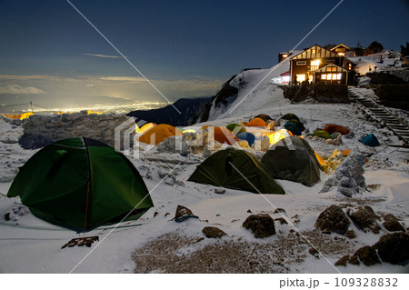 月明かりの北アルプス・燕岳・燕山荘のテント場と安曇野の夜景 109328832