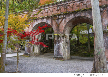 秋の京都 南禅寺境内にある水路閣と紅葉のコラボレーション 秋の京都 南禅寺境内にある水路閣と紅葉のコラボレーション 109328838