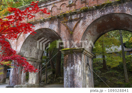 秋の京都　南禅寺境内にある水路閣と紅葉のコラボレーション 109328841